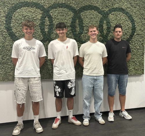 4 fiú -4 karika.jpg